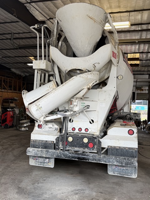 2017 Mack GU w/10.5 yd McNeilus Standard Mixer - Image 9